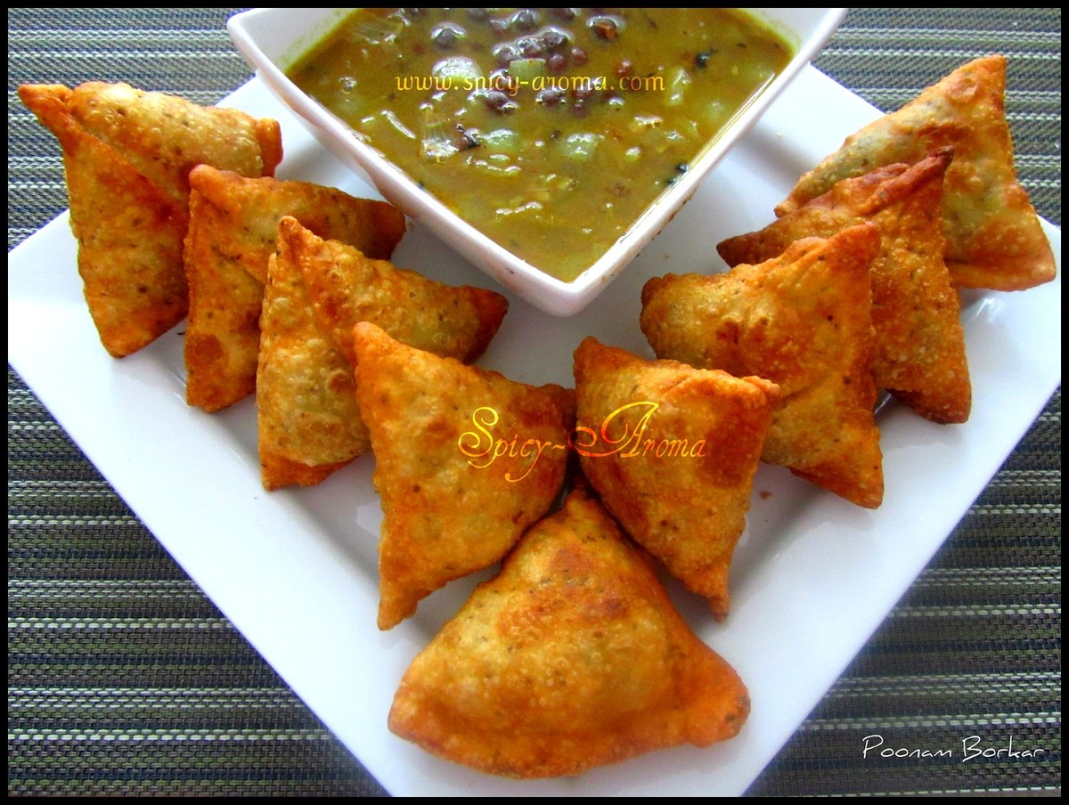 Samosa của Ấn Độ là bánh bột nhồi nhân bên trong, thường có hình thù tam giác hoặc bán nguyệt.